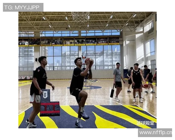 媒体人分享广东全运男篮探班照片赵睿身穿北京T恤与胡明轩崔永熙同框合影