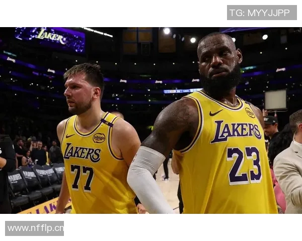 NBA西决场边惊现詹姆斯球迷差点与偶像亲密接触的激动时刻