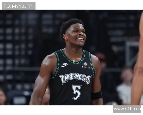 爱德华兹半场表现抢眼13投6中砍下并列最高16分助力球队奋勇争先 爱德华兹半场表现抢眼13投6中砍下并列最高16分助力球队奋勇争先