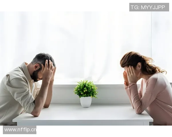 亚马尔与女友甜蜜热吻瞬间曝光眼中只映出彼此的爱意与幸福